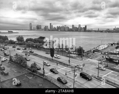 New York, USA - 27. Mai 2018: Autos auf der Straße von Manhattan und Jersey City im Hintergrund. Stockfoto