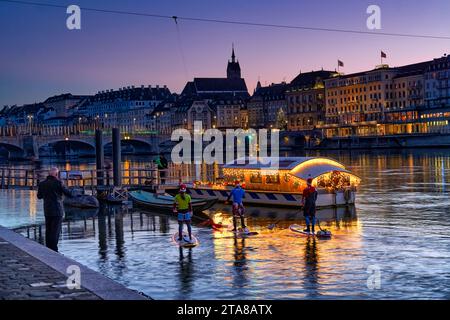 Schweiz, Basel, Baselstadt, Advent, Fähre, Fähre, Stadt Basel, Rhein, Weihnachten, Weihnachtsbeleuchtung, Klingental-Fähre «Vogel Gryff» Stockfoto