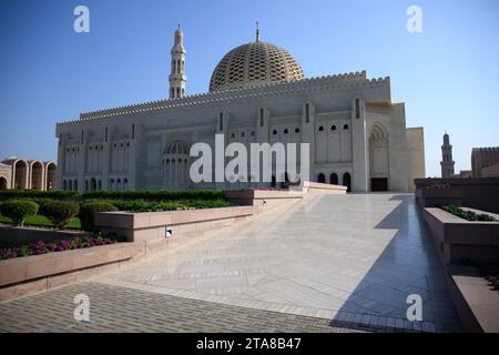 Maskat, Oman. November 2023. Die Sultan-Qabus-Moschee in Maskat. Die Hauptmoschee von Oman gilt als eines der wichtigsten Gebäude des Landes und eine der größten Moscheen der Welt. Quelle: Bernd von Jutrczenka/dpa/Alamy Live News Stockfoto