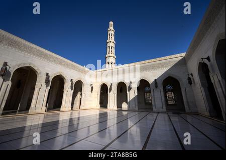 Maskat, Oman. November 2023. Die Sultan-Qabus-Moschee in Maskat. Die Hauptmoschee von Oman gilt als eines der wichtigsten Gebäude des Landes und eine der größten Moscheen der Welt. Quelle: Bernd von Jutrczenka/dpa/Alamy Live News Stockfoto