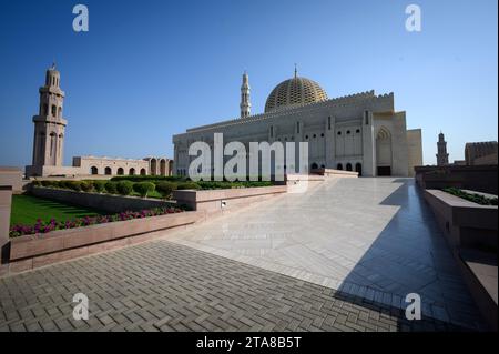 Maskat, Oman. November 2023. Die Sultan-Qabus-Moschee in Maskat. Die Hauptmoschee von Oman gilt als eines der wichtigsten Gebäude des Landes und eine der größten Moscheen der Welt. Quelle: Bernd von Jutrczenka/dpa/Alamy Live News Stockfoto