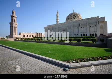 Maskat, Oman. November 2023. Die Sultan-Qabus-Moschee in Maskat. Die Hauptmoschee von Oman gilt als eines der wichtigsten Gebäude des Landes und eine der größten Moscheen der Welt. Quelle: Bernd von Jutrczenka/dpa/Alamy Live News Stockfoto