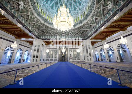 Maskat, Oman. November 2023. Die Sultan-Qabus-Moschee in Maskat. Die Hauptmoschee von Oman gilt als eines der wichtigsten Gebäude des Landes und eine der größten Moscheen der Welt. Quelle: Bernd von Jutrczenka/dpa/Alamy Live News Stockfoto