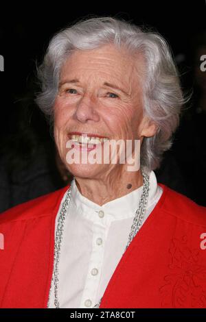 **DATEIFOTO** Frances Sternhagen ist verstorben. Frances Sternhagen besucht am 12. November 2007 die Premiere von „The Mist“ im Ziegfeld Theater in New York City. Foto: Henry McGee/MediaPunch Stockfoto