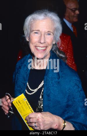 **DATEIFOTO** Frances Sternhagen ist verstorben. Frances Sternhagen nimmt am 14. März 2002 an der Eröffnungsnacht von „Sweet Score of Success“ im Martin Beck Theatre in New York Teil. Foto: Henry McGee/MediaPunch Stockfoto