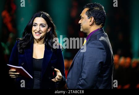 Moderatorin Parisa Amiri und Jurymitglied Joshua Castellini bei der Verleihung des Right Livelihood Award 2023 im Cirkus in Stockholm, Schweden. November 2023. Foto: Magnus Lejhall/TT/kod 10658 Credit: TT News Agency/Alamy Live News Stockfoto