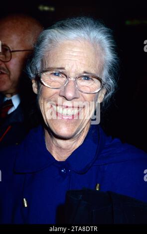 **DATEIFOTO** Frances Sternhagen ist verstorben. Frances Sternhagen besucht die Eröffnungsnacht von Mamma Mia im Winter Garden Theatre in New York City am 18. Oktober 2001. Foto Copyright: XHenryxMcGeex Credit: Imago/Alamy Live News Stockfoto