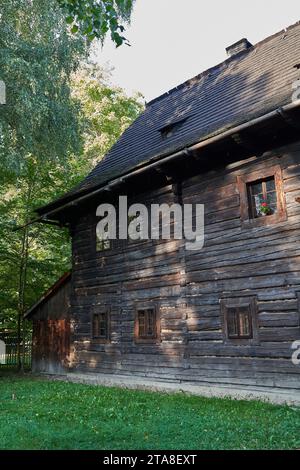 Roznov Pod Radhostem, Tschechien - 28. September 2023 - alte Holzhäuser im Freilichtmuseum an einem sonnigen Herbsttag Stockfoto