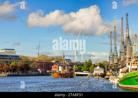 10. Mai 2023: Bristol, UK - Bristol Docks, mit den Matthew und Paddleboardern, an einem schönen Frühlingsabend. Die Matthew ist eine Nachbildung des Schiffes Joh Stockfoto