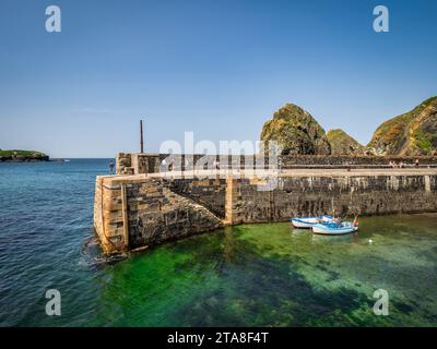 22. Mai 2023: Mullion Cove, Cornwall, Vereinigtes Königreich – der Hafen von Mullion Cove, einem kleinen Fischerhafen auf der zerklüfteten Lizard Peninsula. Stockfoto