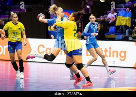 Frederikshavn, Dänemark. November 2023. Tamara Smbatian (19) aus der Ukraine und Giulia Guarieiro (23) aus Brasilien während des Spiels der IHF Handball-Weltmeisterschaft 2023 zwischen Brasilien und der Ukraine in der Arena Nord in Frederikshavn. (Foto: Gonzales Photo/Alamy Live News Stockfoto