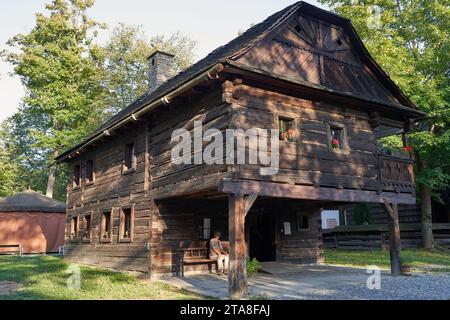 Roznov Pod Radhostem, Tschechien - 28. September 2023 - alte Holzhäuser im Freilichtmuseum an einem sonnigen Herbsttag Stockfoto