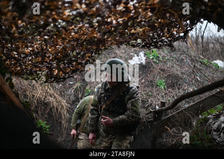 Kiew, Oblast Donezk, Ukraine. November 2023. Ukrainische Soldaten kommen aus den Schlammgräben in Deckung. Seit Beginn des Krieges relativ unverändert, werden die Kämpfe in Richtung Horliwka fortgesetzt, wenn der Winter einsetzt. (Kreditbild: © Madeleine Kelly/ZUMA Press Wire) NUR REDAKTIONELLE VERWENDUNG! Nicht für kommerzielle ZWECKE! Stockfoto