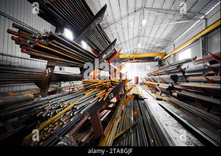 Dünne Stabstapel auf mehrstöckigen Regalen im Kühllager Stockfoto