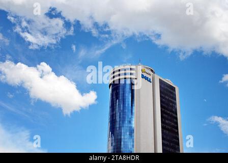 Modernes Bürogebäude mit weißer Metallpaneelfassade und Fenstern. Moderne architektonische Details. Stockfoto