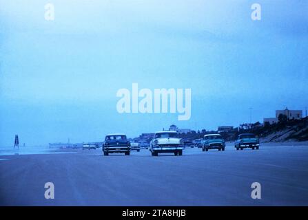 DAYTONA BEACH, FL - Februar, 1956: Autos fahren auf der Sand während Speedweeks ca. Februar, in Daytona Beach, Florida 1956. (Foto von Hy Peskin) Stockfoto