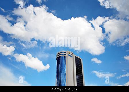 Modernes Bürogebäude mit weißer Metallpaneelfassade und Fenstern. Moderne architektonische Details. Stockfoto