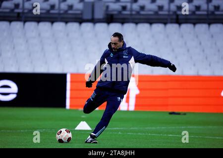 Marseille, Frankreich. November 2023. © PHOTOPQR/LA PROVENCE/SPEICH Frederic ; Marseille ; 29/11/2023 ; Fußball : UEFA Europa League Groupe B Journee 5 Entrainement des joueurs de l'Ajax d'Amsterdam au Stade Velodrome la veille de leur Match contre l'-OM John VA NOT SCHIP Trainer Ajax 29 November 2023. UEFA Europa League Ajax Amsterdam Training einen Tag vor dem Spiel gegen -OM Credit: MAXPPP/Alamy Live News Stockfoto