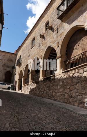 Trujillo, Extremadura, Spanien – 21. Oktober 2023: Architektonische Details des Palastes des Marquis of the Conquest in Trujillo Stockfoto