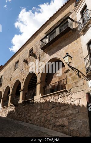 Trujillo, Extremadura, Spanien – 21. Oktober 2023: Architektonische Details des Palastes des Marquis of the Conquest in Trujillo Stockfoto