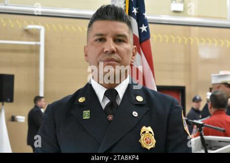 Paterson, New Jersey, USA. November 2023. (NEU) Bürgermeister von Paterson, Andre Sayegh schwört in Alejandro Alicea als erster hispanischer Feuerwehrchef. 29. November 2023, Paterson, New Jersey, USA: Bürgermeister von Paterson, Andre Sayegh schwört in Alejandro Alicea als erster hispanischer Feuerwehrchef in Patersons Geschichte im Paterson Fire Department Headquarters. Chief Alejandro Alicea, ein stolzer Puerto-ricaner, verkörpert eine tiefe Verbindung zur Stadt. Er wurde in Paterson geboren und aufgewachsen und hat mehr als 20 Jahre Dienst in der Paterson Fire Department. (Bild: © Kyle Mazza/TheNEWS2 Stockfoto