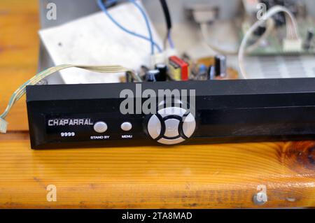 Kairo, Ägypten, 24. Oktober 2023: Chaparral Home Satellite TV Receiver, Innenausstattung eines Satellitenempfängers mit Power Board und Main Board, maintenanc Stockfoto