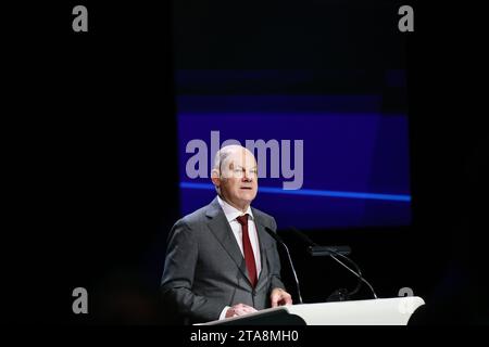 29.11.2023, Berlin, Deutschland, Bundeskanzler Olaf Scholz (SPD) auf der Bühne bei der Feier „75 Jahre KfW“ im Kraftwerk Berlin. Stockfoto