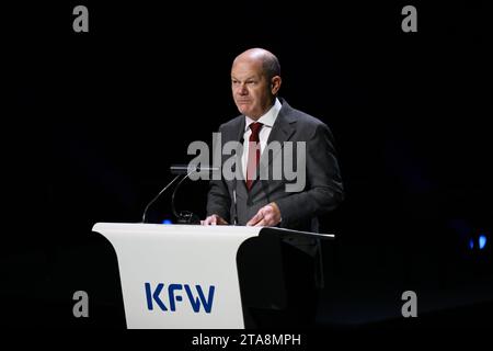 29.11.2023, Berlin, Deutschland, Bundeskanzler Olaf Scholz (SPD) auf der Bühne bei der Feier „75 Jahre KfW“ im Kraftwerk Berlin. Stockfoto