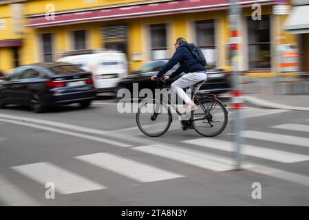 Wien, Österreich. 29. September 2023. Ein Mann fährt schnell in der Favoriten Street – Bewegungsunschärfe zeigt Geschwindigkeit Stockfoto