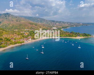 Luftaufnahme der Küste des Senggigi Resorts auf Lombok Island, West Nusa Tenggara, Indonesien. Ferieninsel im Osten von Bali Island Stockfoto