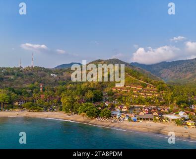 Luftaufnahme der Küste des Senggigi Resorts auf Lombok Island, West Nusa Tenggara, Indonesien. Ferieninsel im Osten von Bali Island Stockfoto