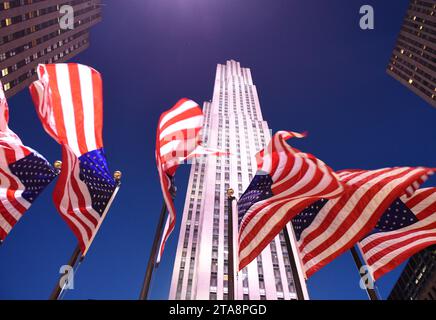 New York, USA - 25. Mai 2018: US-Flaggen in der Nähe des Rockefeller Centenear in New York City Stockfoto