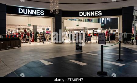 Eintritt zu einem Dunnes Stores Modegeschäft in Dublin, Irland. Mit festlicher Mode. Stockfoto