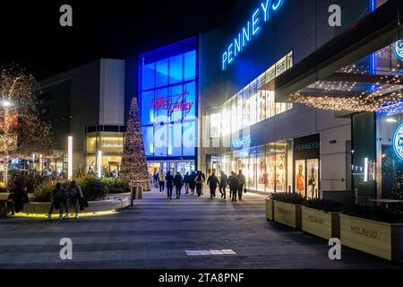 Weihnachtsbaum und festliche Beleuchtung im Liffey Valley Shopping Centre in Dublin, Irland. Stockfoto