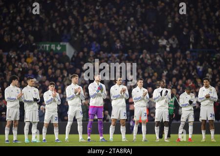 Leeds, Großbritannien. November 2023. Die Spieler von Leeds United halten eine Minute Applaus für den ehemaligen Trainer Terry Venables vor dem Sky Bet Championship Match Leeds United vs Swansea City in der Elland Road, Leeds, Großbritannien, 29. November 2023 (Foto: James Heaton/News Images) in Leeds, Großbritannien am 29. November 2023. (Foto: James Heaton/News Images/SIPA USA) Credit: SIPA USA/Alamy Live News Stockfoto