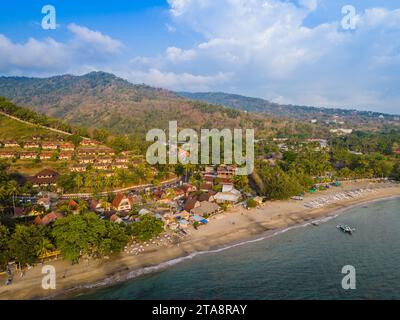 Luftaufnahme der Küste des Senggigi Resorts auf Lombok Island, West Nusa Tenggara, Indonesien. Ferieninsel im Osten von Bali Island Stockfoto