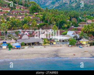 Luftaufnahme der Küste des Senggigi Resorts auf Lombok Island, West Nusa Tenggara, Indonesien. Ferieninsel im Osten von Bali Island Stockfoto