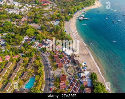 Luftaufnahme der Küste des Senggigi Resorts auf Lombok Island, West Nusa Tenggara, Indonesien. Ferieninsel im Osten von Bali Island Stockfoto