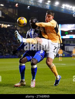 Bambo Diaby (links) und Cesare Casadei aus Leicester City kämpfen um den Ball während des Sky Bet Championship Matches in Hillsborough, Sheffield. Bilddatum: Mittwoch, 29. November 2023. Stockfoto