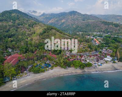 Luftaufnahme der Küste des Senggigi Resorts auf Lombok Island, West Nusa Tenggara, Indonesien. Ferieninsel im Osten von Bali Island Stockfoto