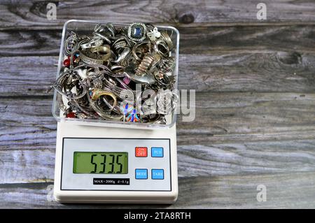 Stapel Silber auf einer digital genauen Skala in Gramm, Armbänder, Ringe und Silberketten, Goldpreiskonzept, Edelmetall, Einsparungen, Verkauf, b Stockfoto