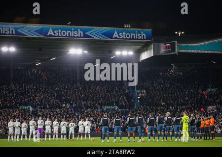 Leeds, Großbritannien. November 2023. Beide Teams halten eine Minute Applaus für Terry Venables vor dem Sky Bet Championship Match Leeds United gegen Swansea City in der Elland Road, Leeds, Großbritannien, 29. November 2023 (Foto: James Heaton/News Images) in Leeds, Großbritannien am 29. November 2023. (Foto: James Heaton/News Images/SIPA USA) Credit: SIPA USA/Alamy Live News Stockfoto