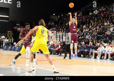 © NICOLAS GOISQUE/MAXPPP - 29.11.2023, 20h00, palais des Sports jean-michel geoffroy de dijon, Basketball Champions League, 4ème journée, jda dijon Korb - bk opava, tir à 3 Punkte für gregor hrovat Credit: MAXPPP/Alamy Live News Stockfoto