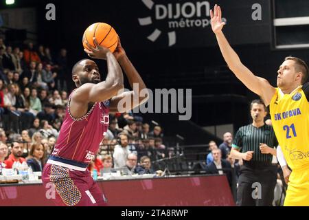 © NICOLAS GOISQUE/MAXPPP - 29.11.2023, 20h00, palais des Sports jean-michel geoffroy de dijon, Basketball Champions League, 4ème journée, jda dijon Korb - bk opava, Shoot primé pour giovan oniangué malgré radovan kouril Credit: MAXPPP/Alamy Live News Stockfoto