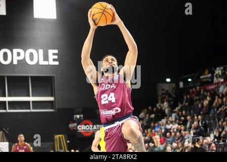 © NICOLAS GOISQUE/MAXPPP - 29.11.2023, 20h00, palais des Sports jean-michel geoffroy de dijon, Basketball Champions League, 4ème Journée, jda dijon Korb - bk opava, cameron Jagd monte au Dunk Après un Drive dontil a le Secret Credit: MAXPPP/Alamy Live News Stockfoto