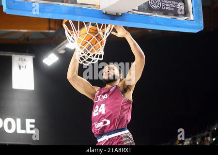 © NICOLAS GOISQUE/MAXPPP - 29.11.2023, 20h00, palais des Sports jean-michel geoffroy de dijon, Basketball Champions League, 4ème journée, jda dijon Korb - bk opava, cameron Hunt ici au Dunk a trouvé de nombreuses Solutions dans la défense d'opava Credit: MAXPPP/Alamy Live News Stockfoto