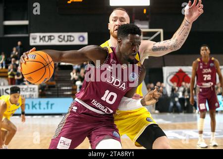 © NICOLAS GOISQUE/MAXPPP - 29.11.2023, 20h00, palais des Sports jean-michel geoffroy de dijon, Basketball Champions League, 4ème journée, jda dijon Korb - bk opava, jacques alingué s'Impose devant simon pursl Credit: MAXPPP/Alamy Live News Stockfoto