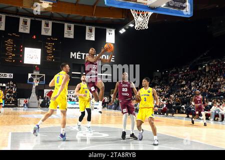 © NICOLAS GOISQUE/MAXPPP - 29.11.2023, 20h00, palais des Sports jean-michel geoffroy de dijon, Basketball Champions League, 4ème journée, jda dijon Korb - bk opava, allan dokossi monte au Dunk dans Son Style Spektakulaire Après un Coast to Coast Credit: MAXPPP/Alamy Live News Stockfoto