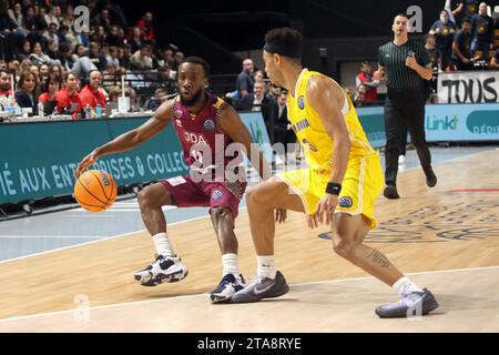 © NICOLAS GOISQUE/MAXPPP - 29.11.2023, 20h00, palais des Sports jean-michel geoffroy de dijon, Basketball Champions League, 4ème Journée, jda dijon Korb - bk opava, david holston à la mène devant marques Townes Credit: MAXPPP/Alamy Live News Stockfoto