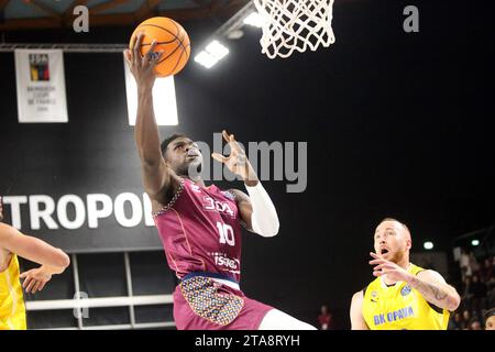 © NICOLAS GOISQUE/MAXPPP - 29.11.2023, 20h00, palais des Sports jean-michel geoffroy de dijon, Basketball Champions League, 4ème journée, jda dijon Korb - bk opava, jacques alingué monte au Dunk devant le regard impuissant de simon pursl Credit: MAXPPP/Alamy Live News Stockfoto